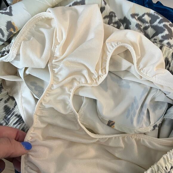 Calia Womens Mid-Rise Infinity Short Size Medium - Picture 10 of 10